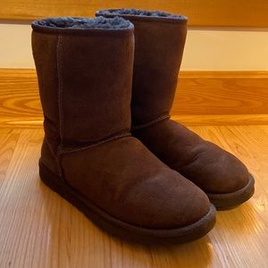 UGG Australia Chocolate Women’s Size 8 Classic Short Boots